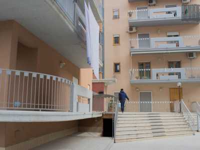 Percorriamo l'arteria notando come alla fine di essa, tra un balcone e un portone...